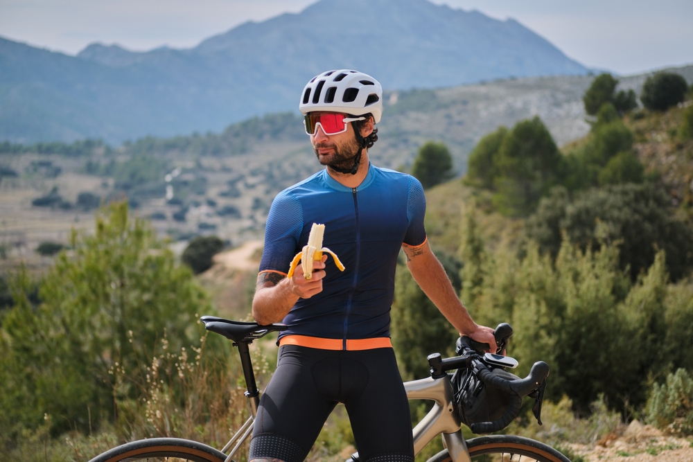 cycliste mangeant une banane