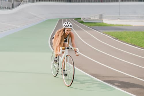femme à vélo